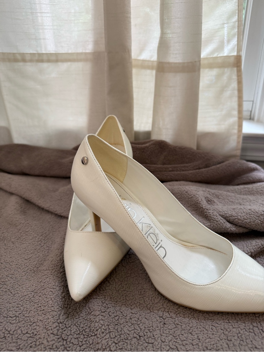 Calvin Klein White/Ivory Pointed-Toe Pump Heels - Picture 2 of 5